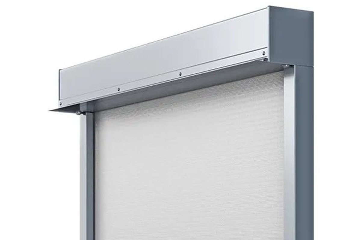 Aluprof Gewebescreen außen mit ZIP-Führungen an der Hausfassade