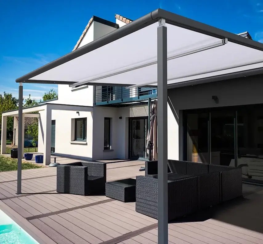 Pergola V ZiiiP über der Terrasse eines Privathauses — Foto von Aluprof
