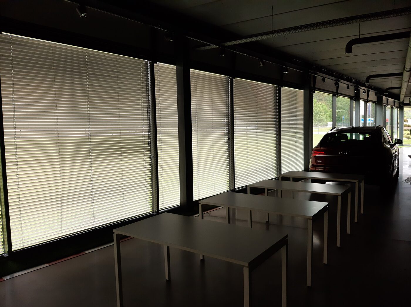 Sudrabainas alumīnija žalūzijas autosalona vitrīnās