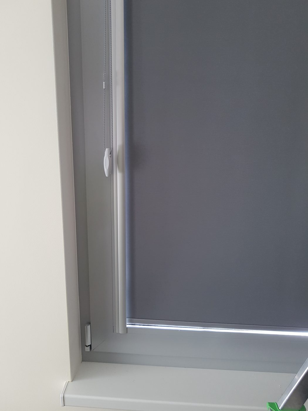 Grafīta kasešu žalūzija: vadotne un ķēdīte tuvplānā