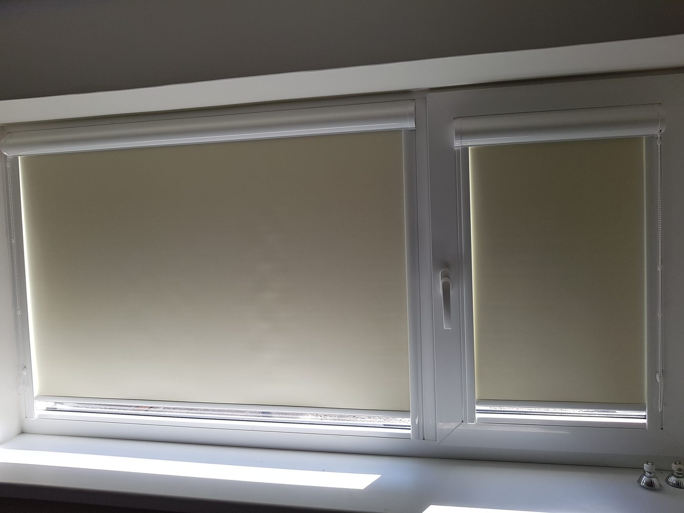 Krēmkrāsas blackout kasešu žalūzijas platā logā