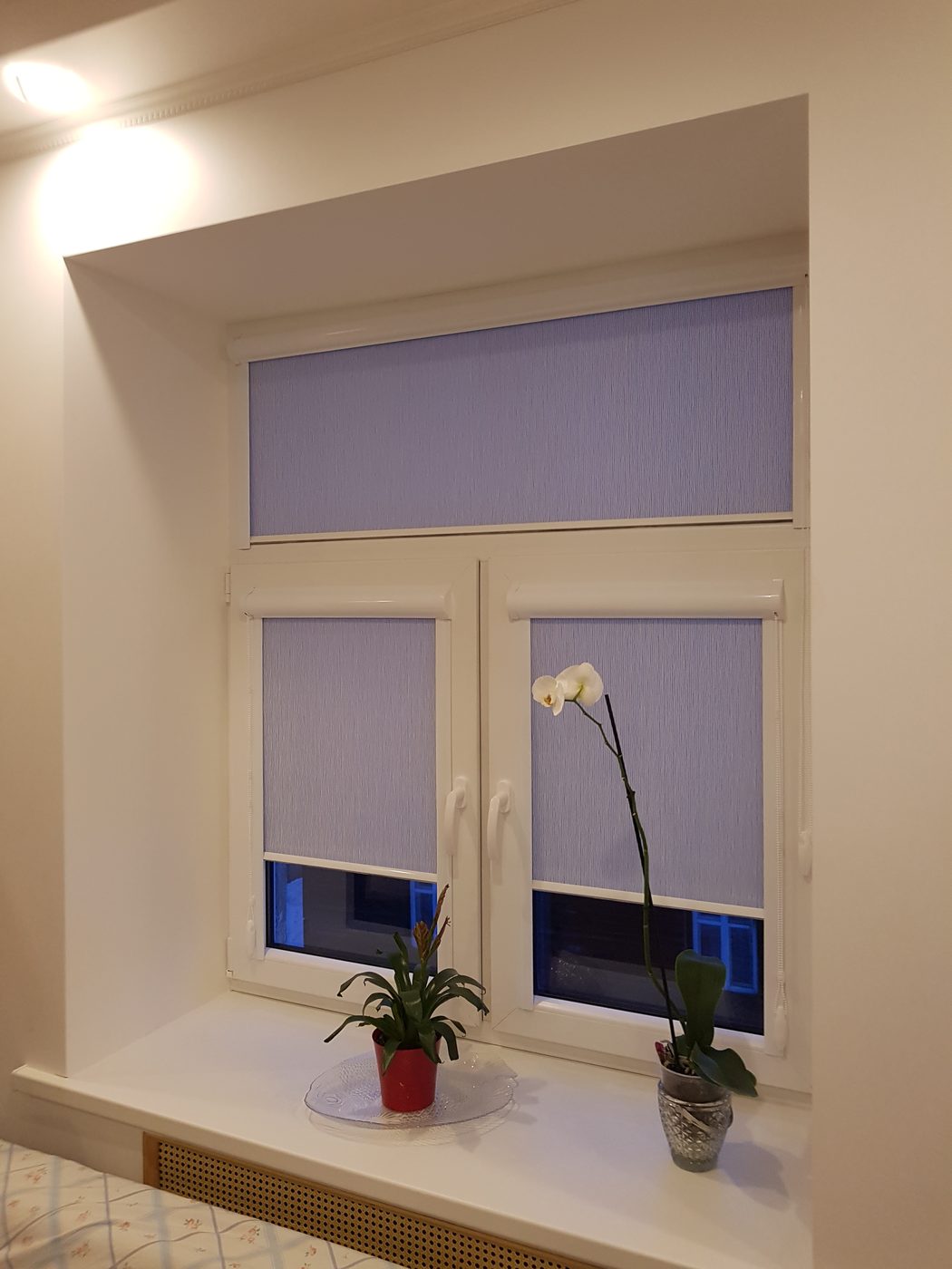 Ceriņkrāsas kasešu žalūzijas nišas logā ar augšējo vērtni