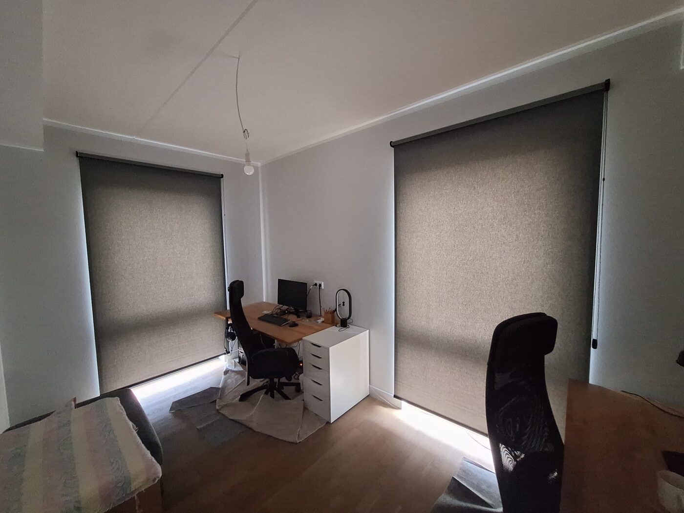 Pelēkas rullo žalūzijas ar linu faktūru kabinetā