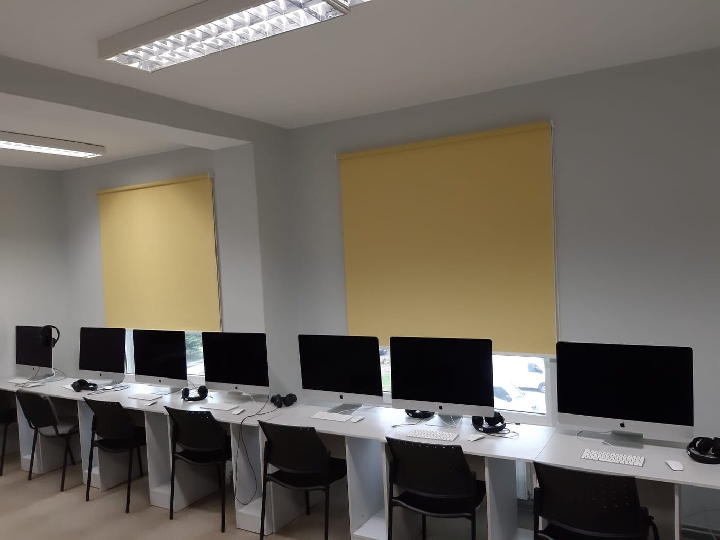 Dzeltenas rullo žalūzijas datorklasē