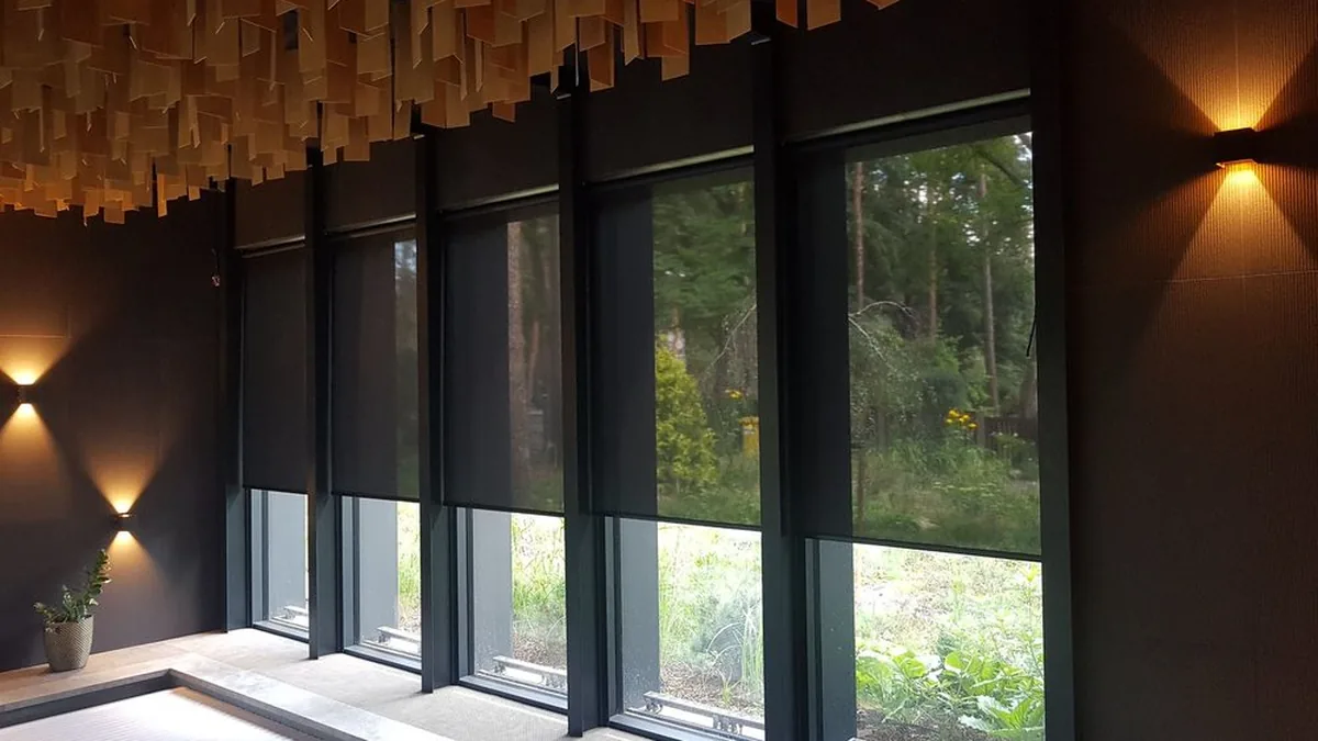 Screen rullo žalūzijas uz panorāmas logiem vakarā — FENSTORA