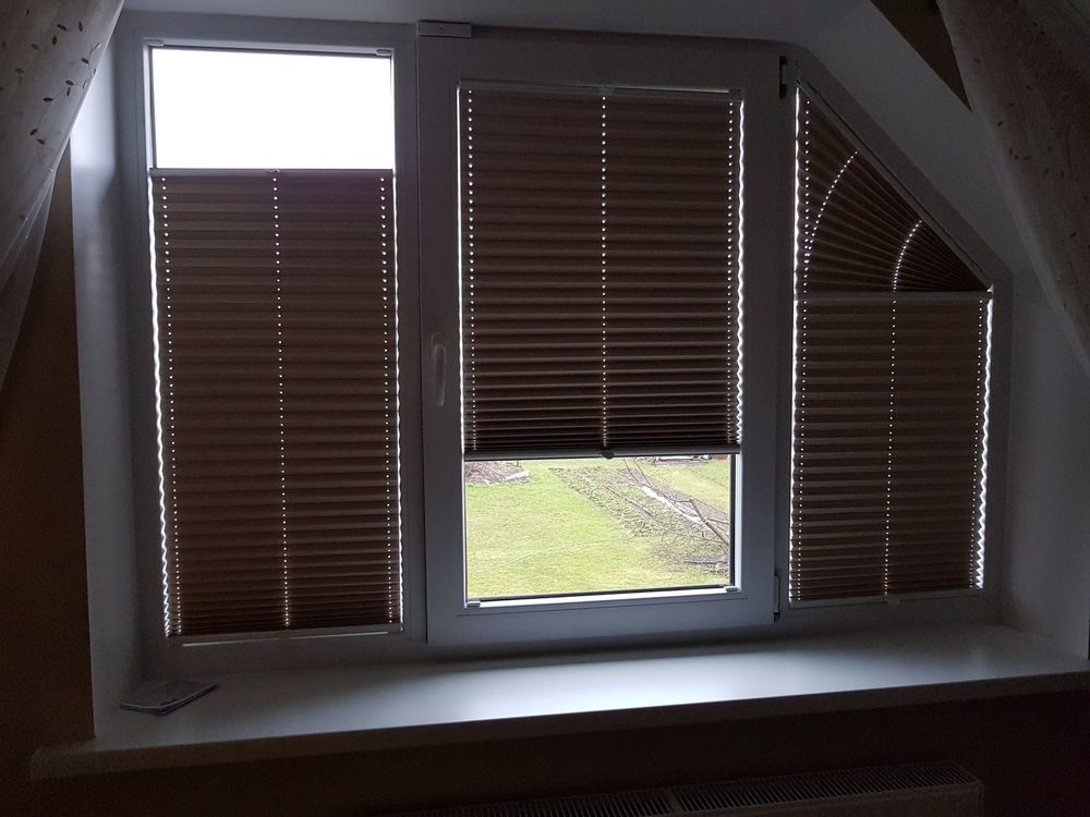 Braune Cosiflor Plissees am Eck-Dachfenster