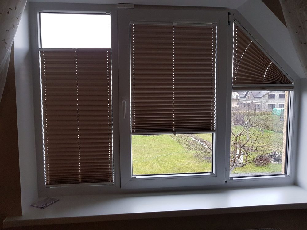 Braune Cosiflor Plissees am Schrägfenster des Dachgeschosses