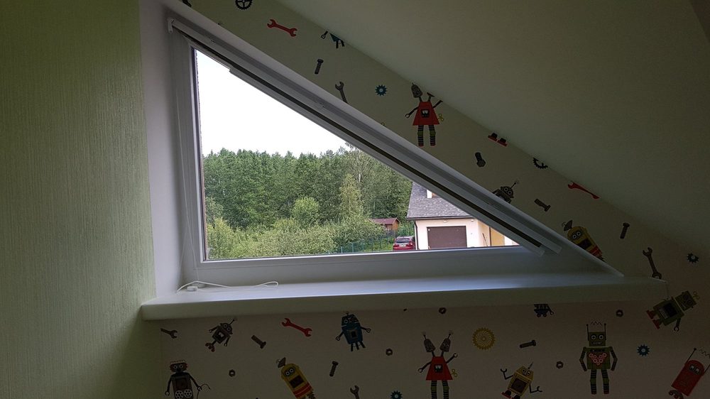 Cosiflor Plissee am dreieckigen Dachfenster des Kinderzimmers