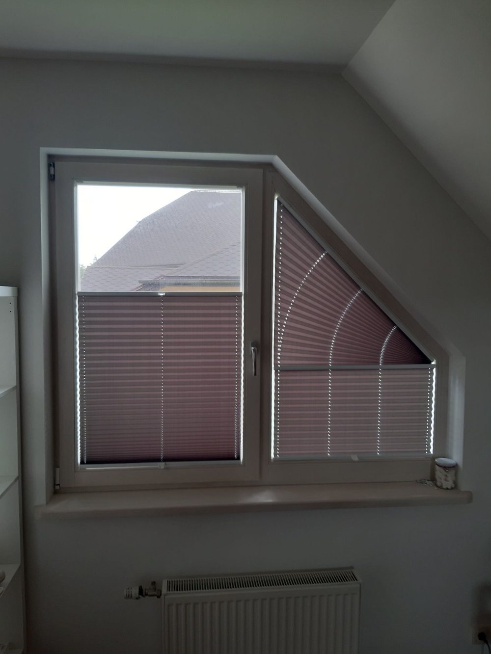 Cosiflor Plissee am dreieckigen Schrägfenster des Schlafzimmers