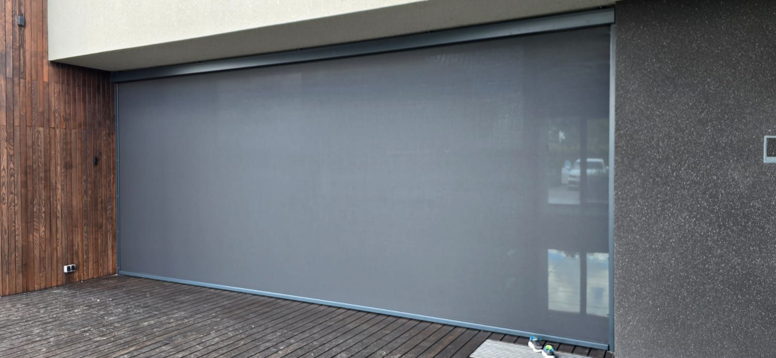 Grauer Fassaden-Zip-Screen in der Terrassenöffnung mit Holzverkleidung — FENSTORA, Riga