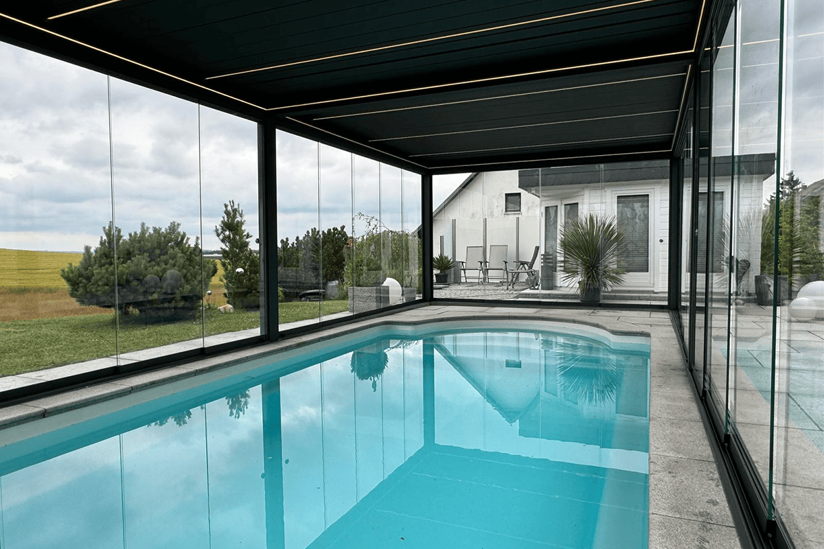 Gläserne Schiebewände WIN GLASS auf einer Terrasse mit Pergola