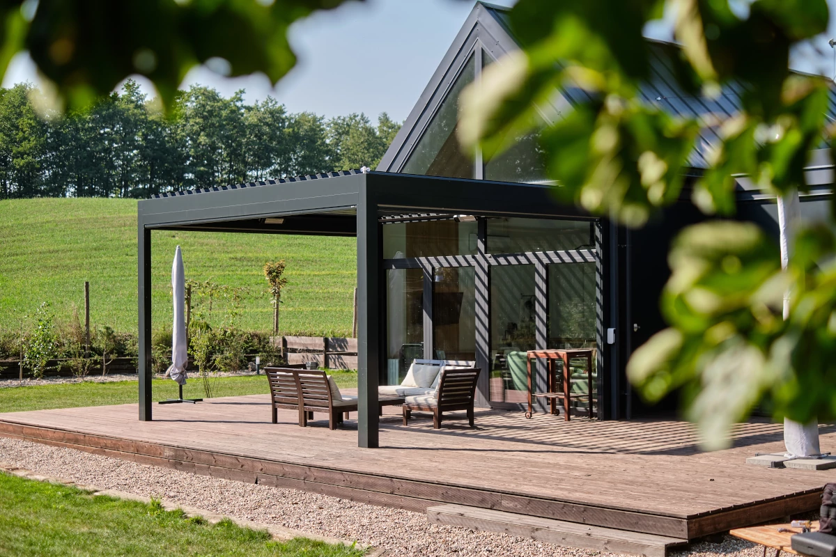 Terrasse unter der bioklimatischen Pergola WIN CLIMATIC S400 mit offenen Lamellen