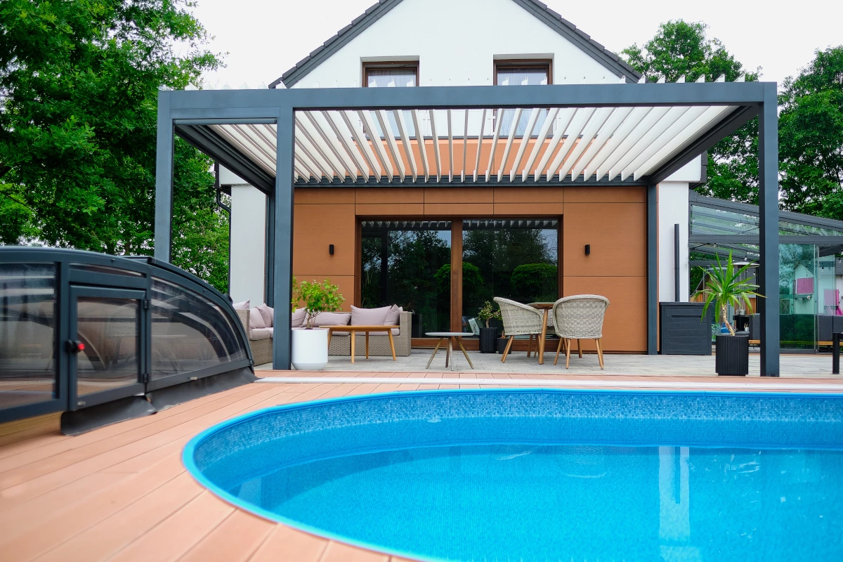 Pergola WIN CLIMATIC S400 mit geschlossenem Lamellendach bei Regen