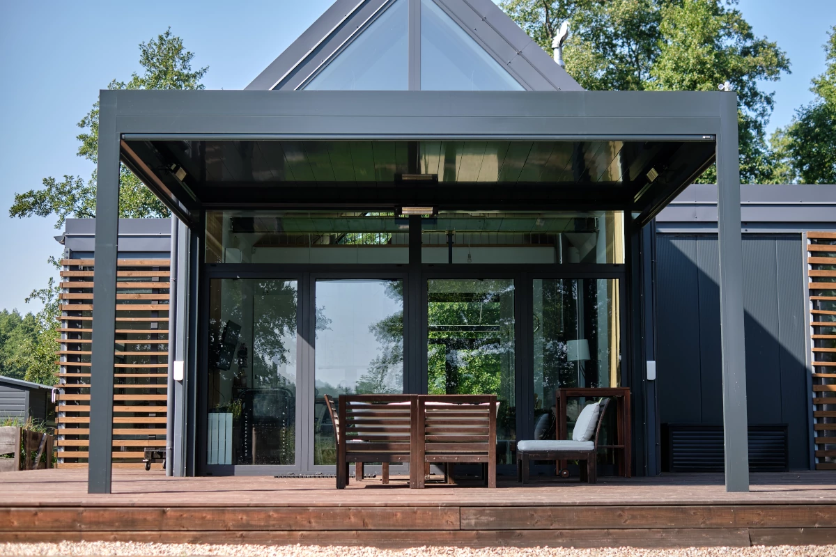 Loungebereich unter der Pergola WIN CLIMATIC S400 mit LED-Beleuchtung