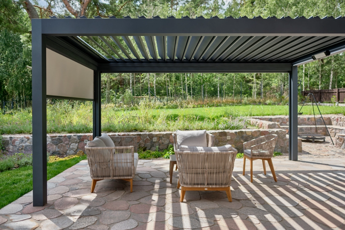 Pergola S500 mit seitlichen Glaswänden und Beleuchtung
