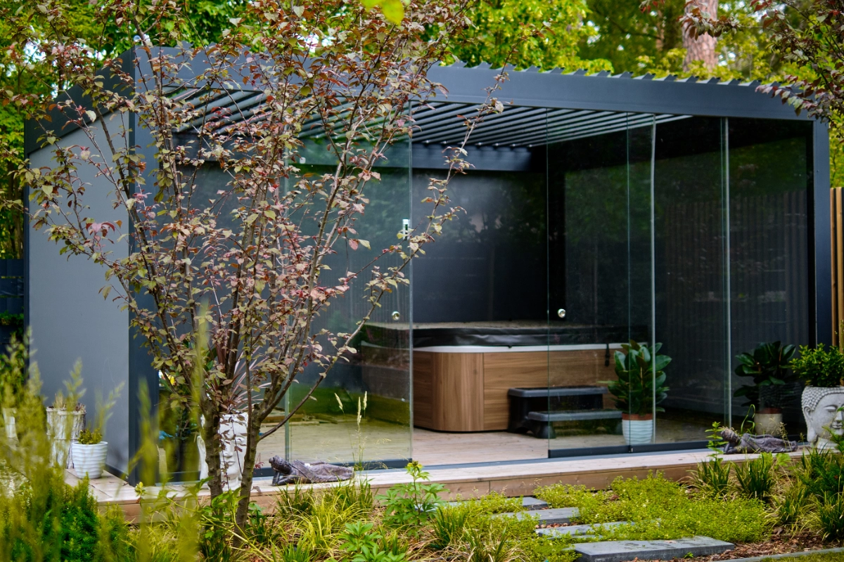 Abendfoto der Premium-Pergola WIN CLIMATIC S500 mit LED