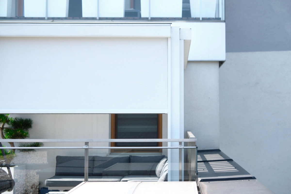 ZIP-Screens WIN SCREEN an der Fassade eines modernen Hauses, Tuch zur Hälfte heruntergefahren